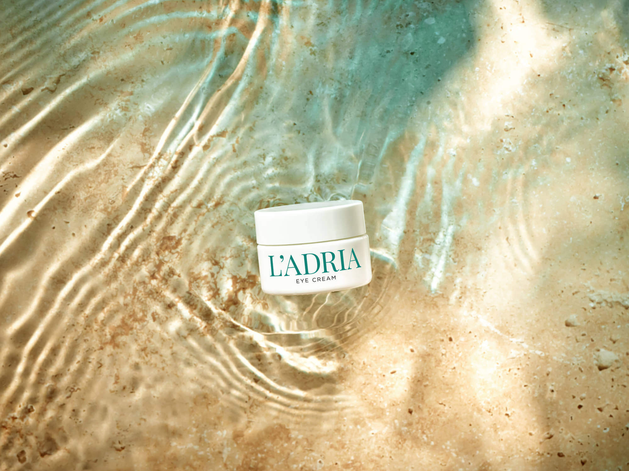 Ladria Eye Cream u morskoj vodi