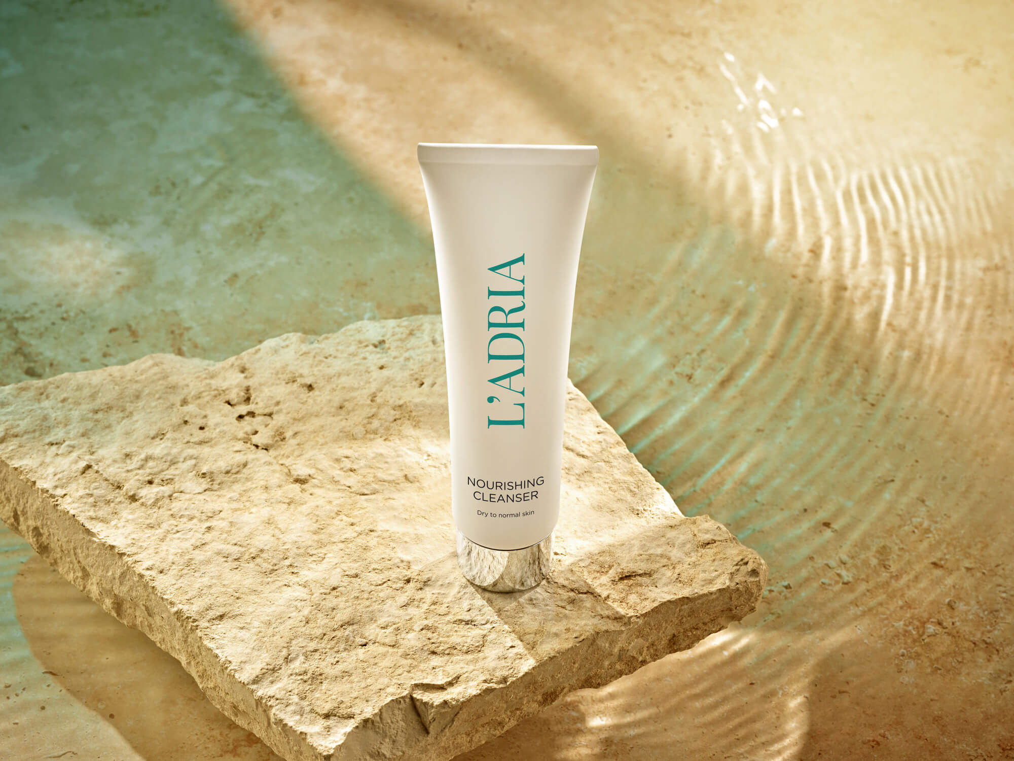 Nourishing cleanser na kamenu u morskoj vodi